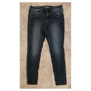 Universal Thread • Mid Rise Black Skinny Jeans • Size 6